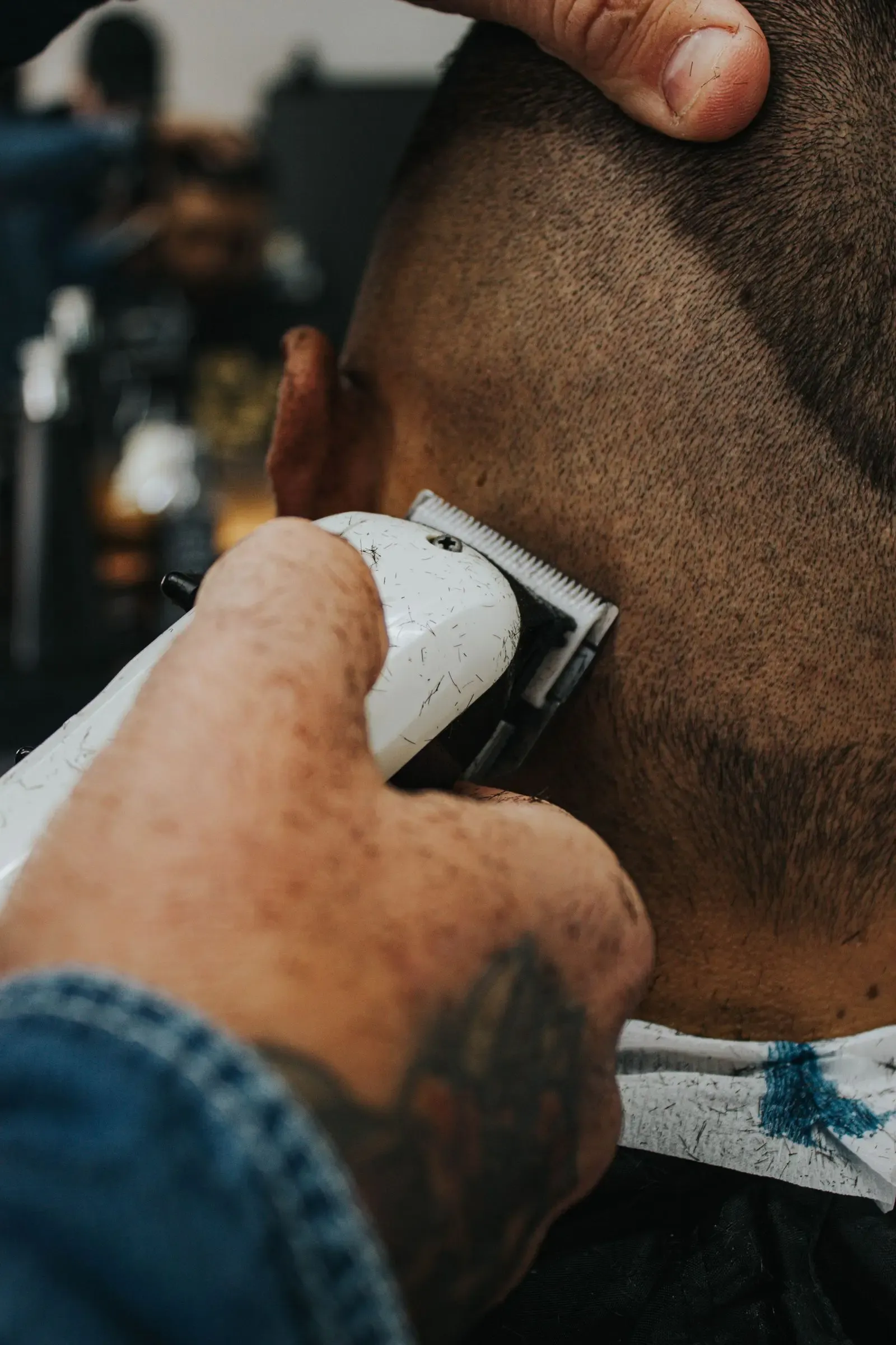 Detalle de una máquina durante un corte de cabello.